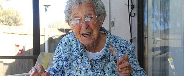 Hemen kahramanımızla tanıştıralım: Norma adlı bu teyzemiz 90 yaşında.