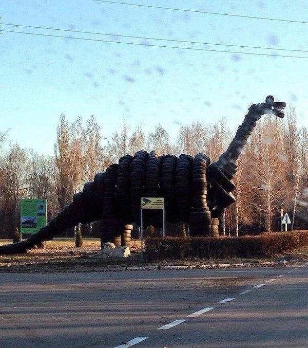 7. Lastiklerden dinozor. Ankara'ya koysan koyulur he.