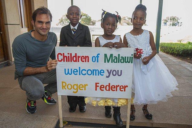 21. Federer'in Malavi ziyaretinde onu karşılayan çocuklar.