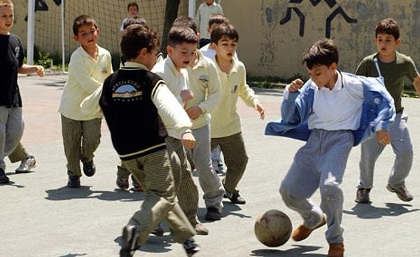 8. Beden eğitimi dersinde, hocanın top dağıtıp okul bahçesinde serbest bırakması.