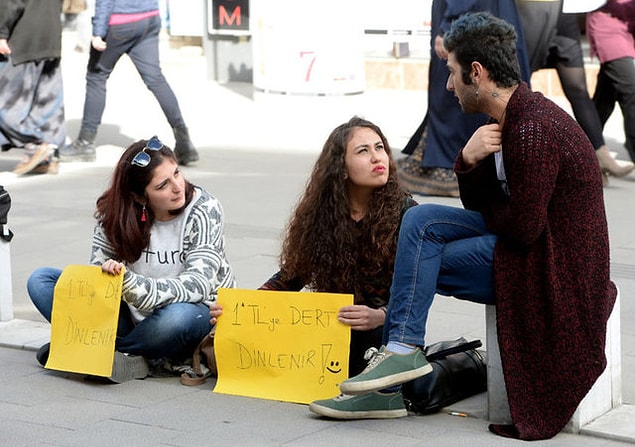Kübra, yaklaşık 15 gündür "dert dinlediklerini", amaçlarının insanlara mutluluk dağıtmak olduğunu, her gün ortalama 30-40 kişiyle sohbet ettiklerini söylüyor.