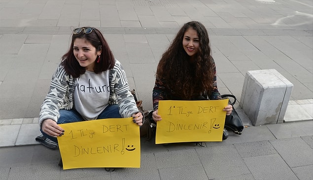 Uşak Üniversitesi öğrencisi iki arkadaş, kentin işlek caddelerinden olan İsmetpaşa Caddesi'nde "1 TL'ye dert dinlenir" yazısıyla dertlilerin derdine derman olmaya çalışıyor. 🙏