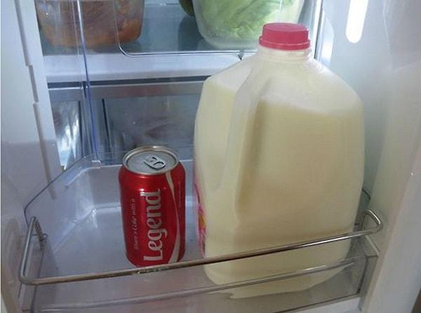 9. Buzdolabını açıp, epeyce büyük beyaz şişedeki sütü ağzına dikip içmek.