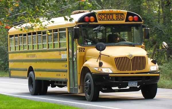 8. Sarı okul otobüsleri bir film dekoru değil, bir standart.