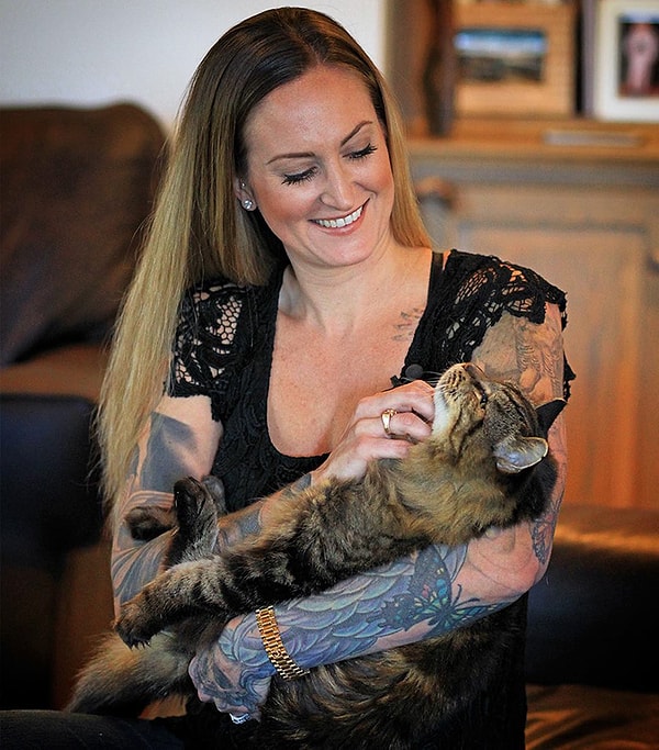 6. "Каждую вечер он запрыгивает к нам в кровать и спит так всю ночь, неизменно будя нас в 5 утра" ⏰