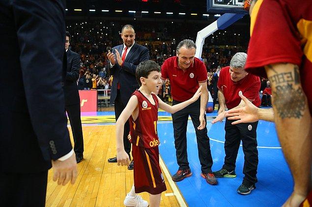 Galatasaray Odeabank, Eurocup son 16 turunda evinde Pınar Karşıyaka ile oynadığı rövanş maçında örnek bir harekete imza attı.