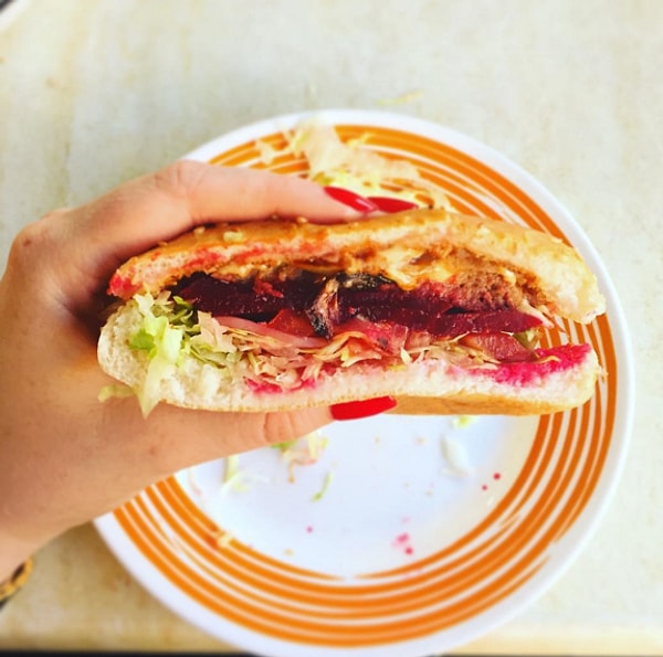 12. Бургер с красной свёклой 🍔