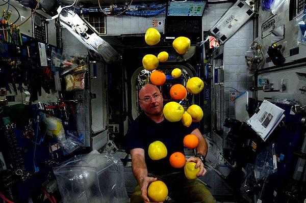4. İkizlerden Scott Kelly uluslararası uzay istasyonu ISS’te yaklaşık bir yılını geçirdi.