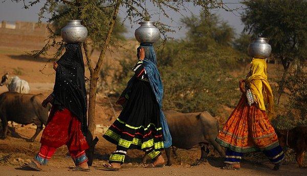 2. Gelişmekte olan ülkelerdeki kadınlar günde ortalama 20 litre suyu 6 km taşıyorlar.