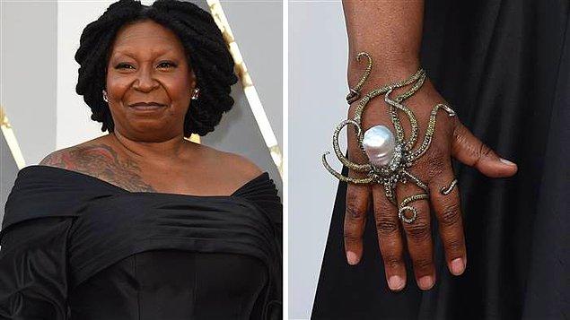 Veee en son Oscar gecesine Sevan Bıçakçı imzası taşıyan bu enfes yüzüğü takarak katılan Whoopi Goldberg!