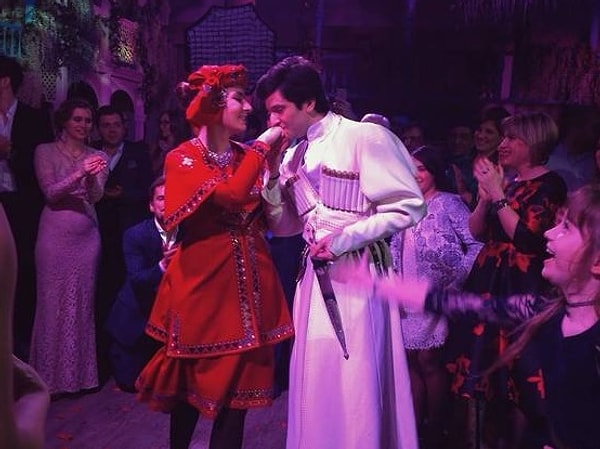 8. А затем на ней появился ярко-красный костюм для лезгинки.