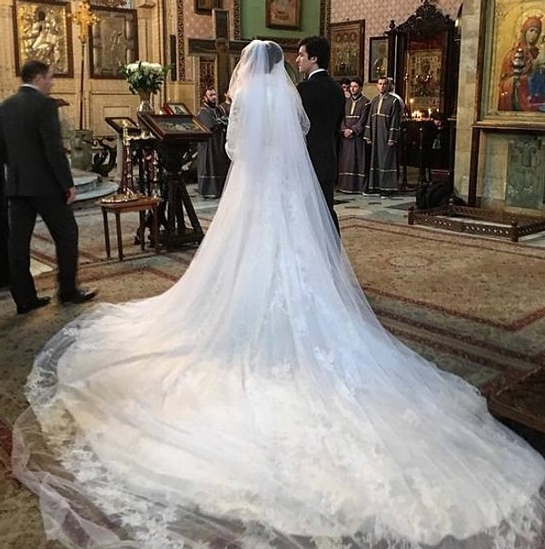 9. Свадебная церемония разделилась на два этапа: поход в загс и венчание в церкви.