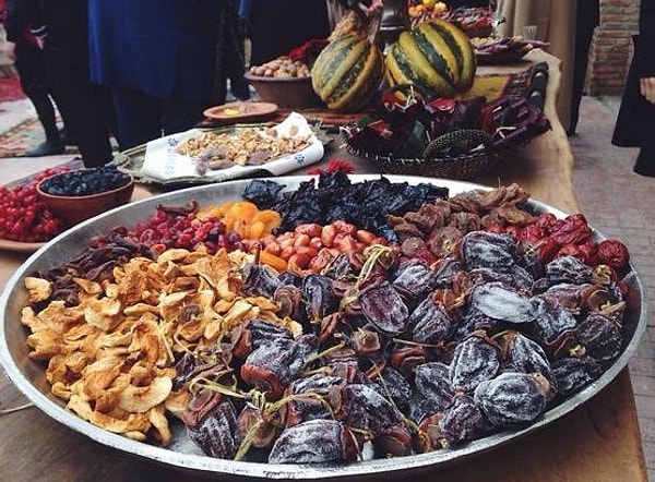 4. На закуску были предложены всевозможные разносолы, ягоды, сухофрукты и, конечно, вкуснейшая чурчхела, развешанная в саду.