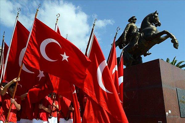 Bir asır deviren Cumhuriyet'in bu ülkeye kazandırdığı özgürlük, Atatürk ve tüm kahramanların eseri olurken, O'nu görmeden kutlama yapanlar, hatta hiç kutlamayanlar da var.