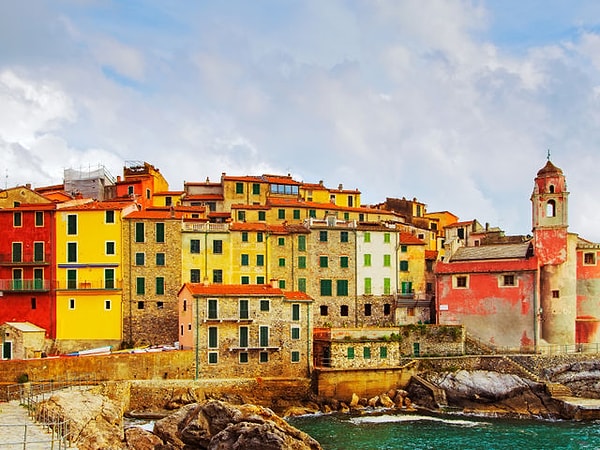 1. Какой цвет привлекает ваше внимание больше других?