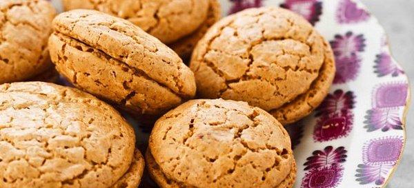 13. Macaron - Acı badem kurabiyesi