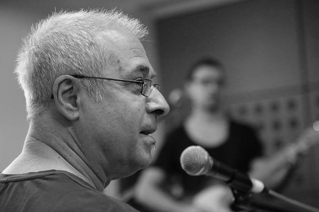 Erdal Kızılçay 1950'de yokluklar içinde dünyaya geldi.
