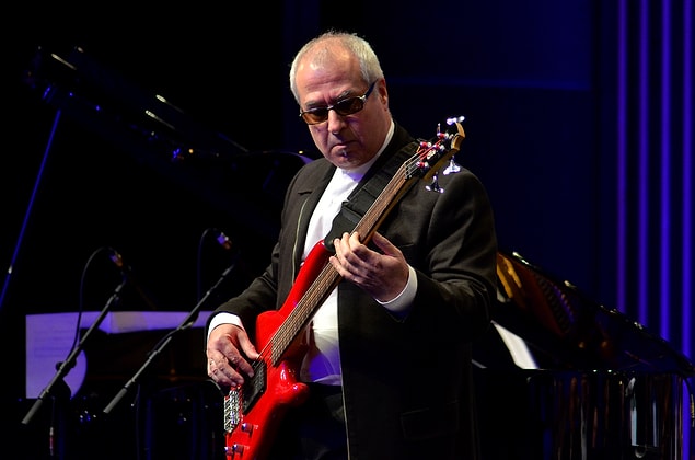 Bas gitar ile özdeşleşmiş olsa da, birçok enstrümanı çalabiliyor.