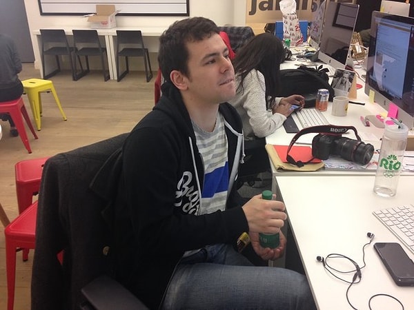 - Лайл, как ты скрываешь, что у тебя начались месячные во время работы?