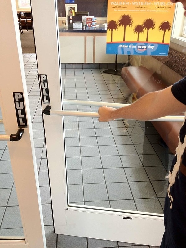 10. Интересно, сколько людей пытались и не могли открыть эту дверь? 😒