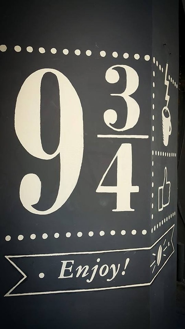 3. Повсюду можно заметить отсылки к миру Гарри Поттера