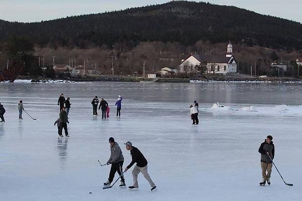 10. Kanada’nın Newfoundland şehrinde Atlantik Okyanusu bazen donar, öyle ki insanlar üzerinde buz hokeyi oynar.