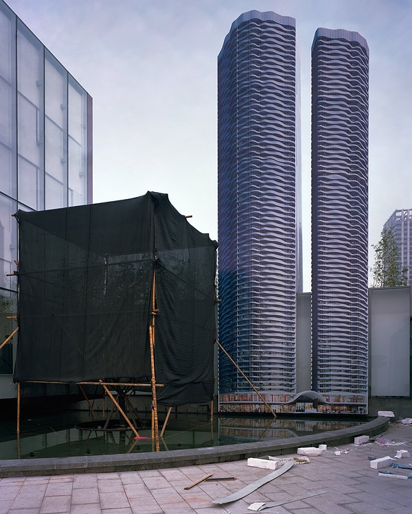 3. Пустые дома, безлюдные улицы и магазины без товаров.