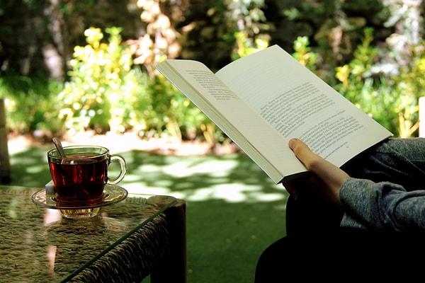 Bahçede kitap okuyandan çay parası alınmaz