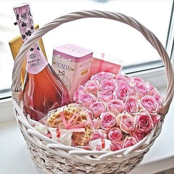 2. Корзинка со сладостями и дорогим алкоголем 🍷 🍭