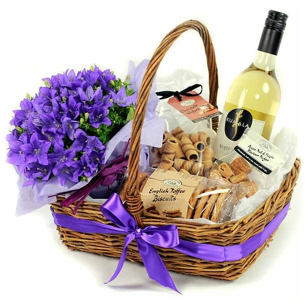 2. Корзинка со сладостями и дорогим алкоголем 🍷 🍭