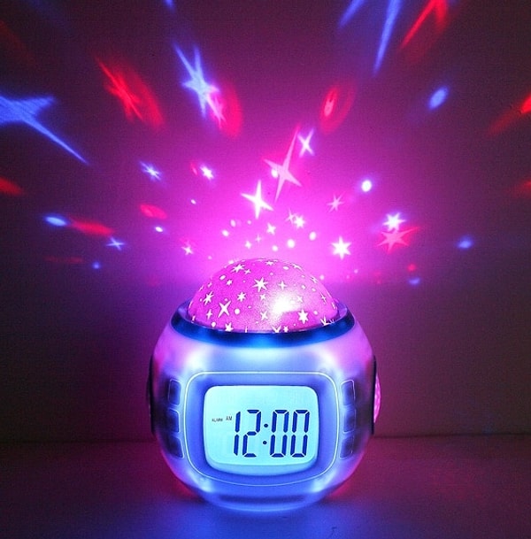 9. Часы-будильник с проекцией звездного неба ⏰