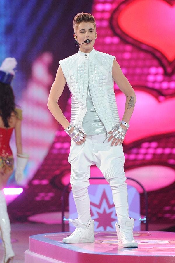 13. Beyaz giyme toz olur be Bieber!