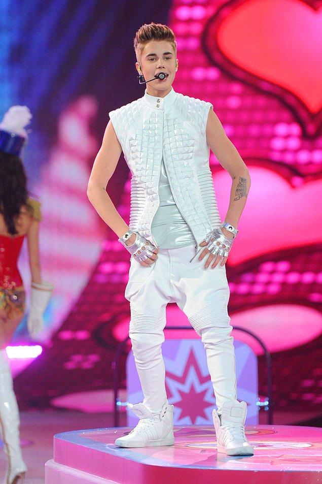 13. Beyaz giyme toz olur be Bieber!