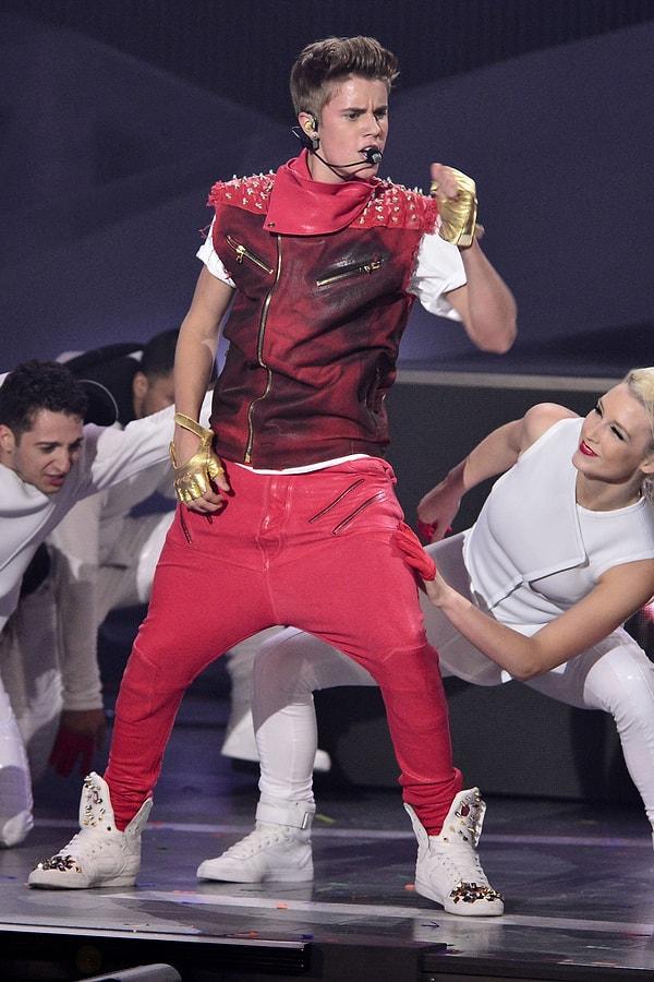 12. Şalvar kesim deri pantolon, sahnede terleyip pişik olmasın diye, Bieber ve ekibi tarafından tasarlandı.*