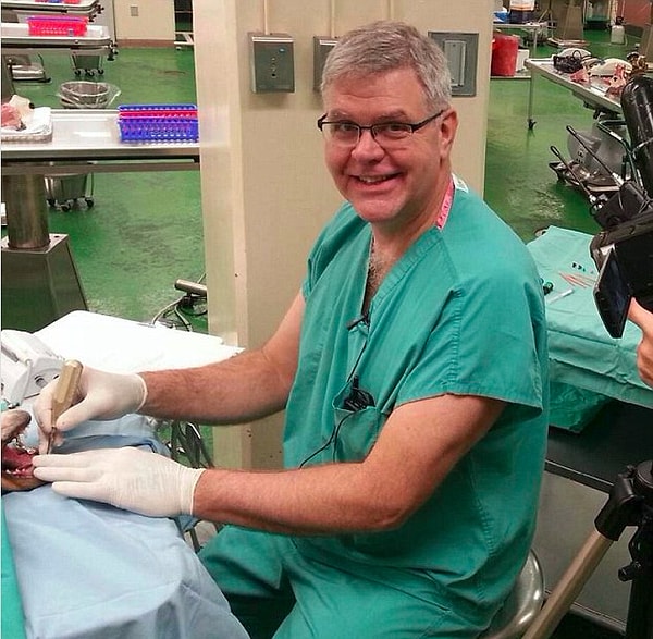 8. Он осмотрел собаку и решил поставить ей брекеты.