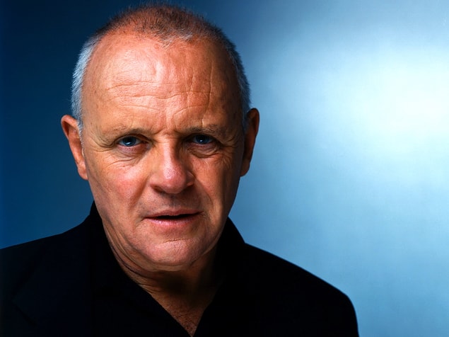 12. Alfred rolüne ilk olarak Anthony Hopkins düşünülmüş ama bu teklif usta oyuncu tarafından reddedilmiş.