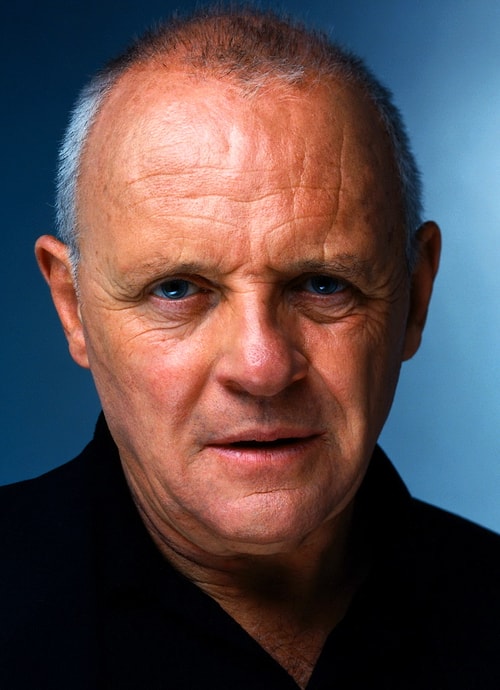 Alfred rolüne ilk olarak Anthony Hopkins düşünülmüş ama bu teklif usta oyuncu tarafından reddedilmiş.