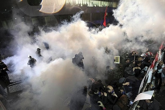 Zaman Gazetesi'ne Kayyum Atandı; Polis TOMA ve Gazla Girdi