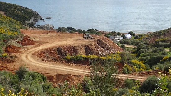 İzmir'de Koruma Altındaki Klaros Koyu'na İş Makineleri Girdi