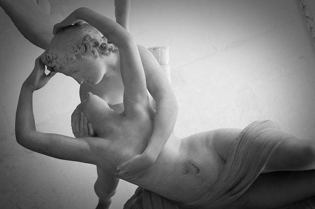 10. "Cupid'in Öpücüğü ile Yeniden Canlanan Ruh" (Psyche Revived by Cupid’s Kiss) Antonio Canova, Louvre, Paris ve Hermitage, St. Petersburg, 1787-1793.