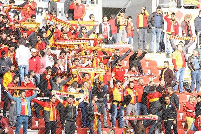 Galatasaray Taraftarından İstifa Protestosu