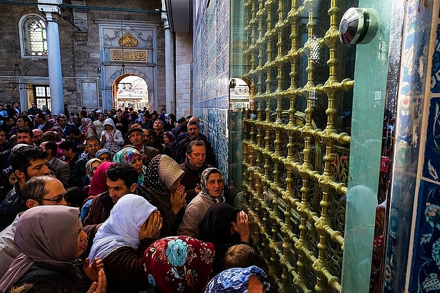 11. Kutsal mekanlara gidip dua etmek.