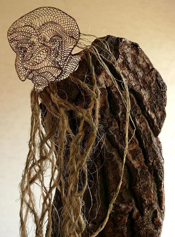 7. Часто она использует не только ветки, но и кору деревьев