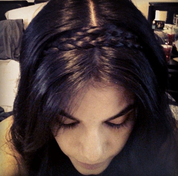 3. Провести кучу времени,заплетая сложную косичку, чтобы ее едва было видно 😣