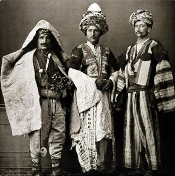 2. Geleneksel Kürt giysileri ile soldan sağa Diyarbakırlı, Mardinli ve Mezopotamyalı üç adam - 1800'ler