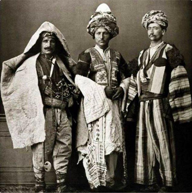 1. Geleneksel Kürt giysileri ile soldan sağa Diyarbakırlı, Mardinli ve Mezopotamyalı üç adam - 1800'ler