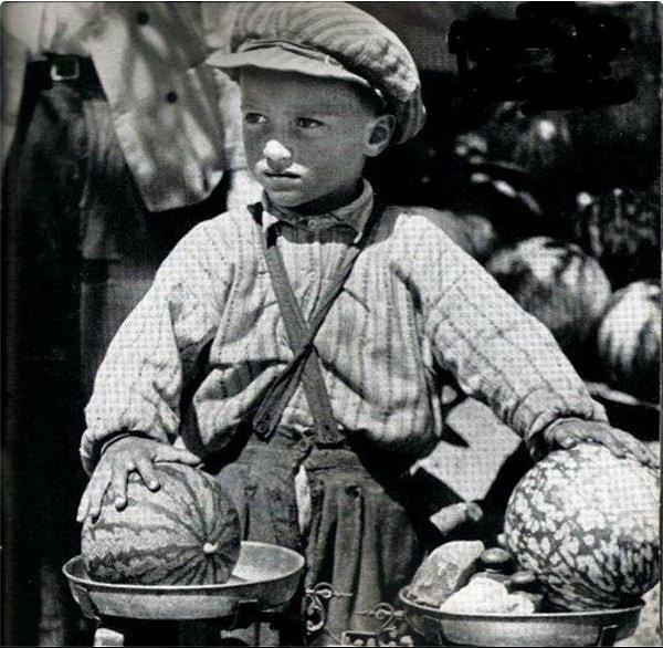 14. Pazarda küçük bir çocuk - 1957
