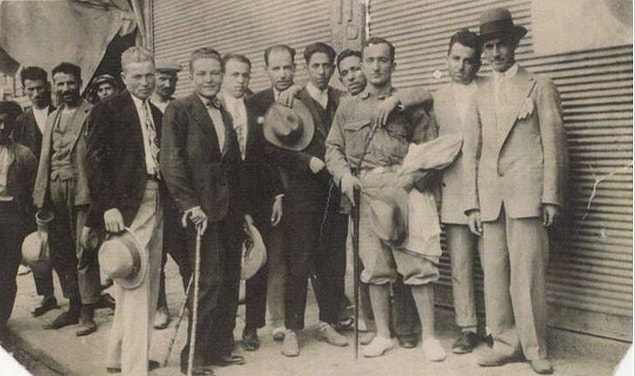 14. Yabancı bir gezginle fotoğraf çektiren Diyarbakırlı gençler