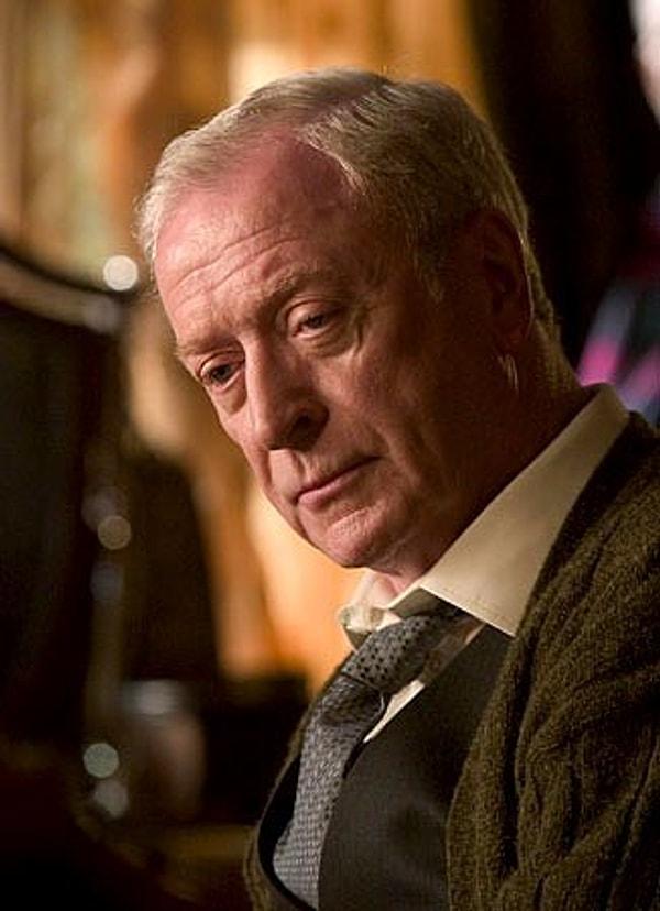 12. Alfred rolüne ilk olarak Anthony Hopkins düşünülmüş ama bu teklif usta oyuncu tarafından reddedilmiş.