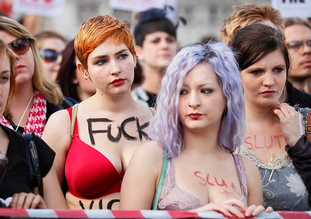 Barbie bebekler Kızıl Meydanda protestoda Barbie bebekler Kızıl Meydanda protestoda